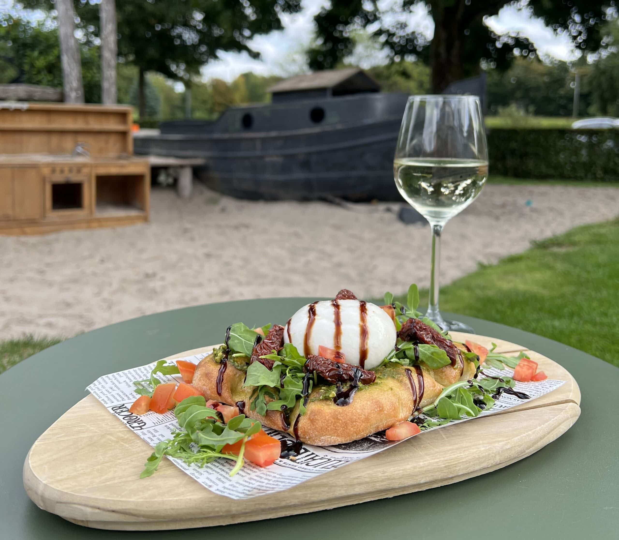 Restaurant met terras naast de speeltuin