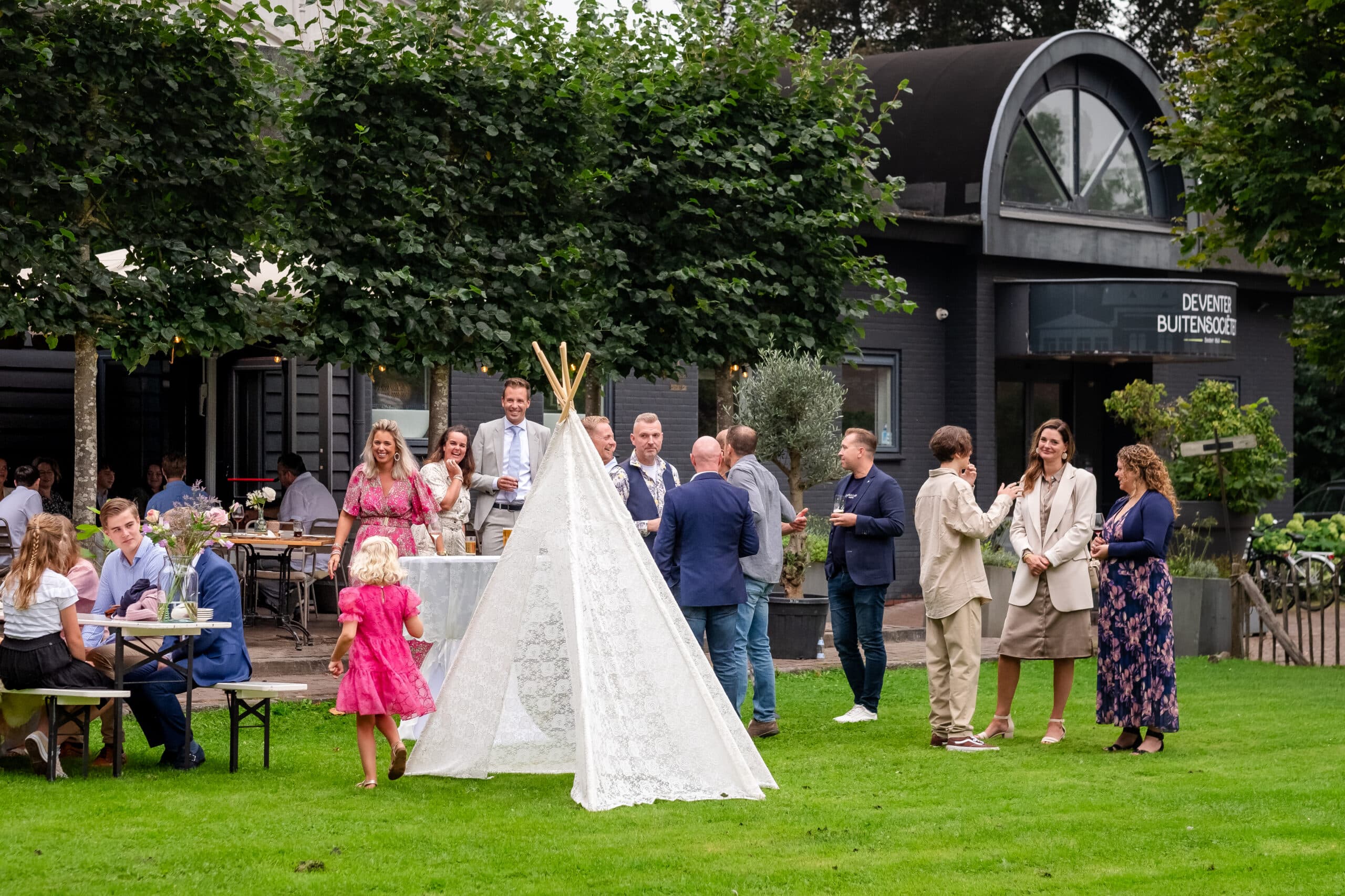 Van ceremonie tot feest op één trouwlocatie